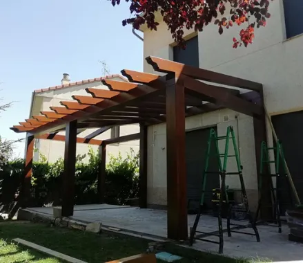 montaje de porche de madera para vivienda unifamiliar en almazan , soria