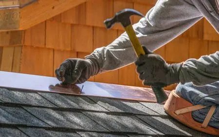 Reparando una gotera en tejado en Calatazañor, Soria