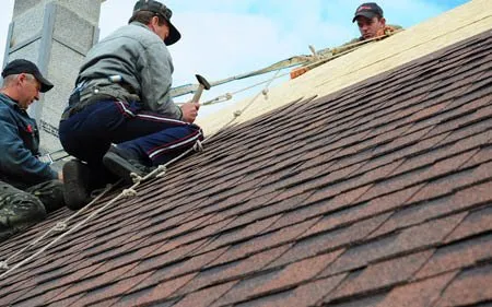 Restauración de un tejado antiguo en Calatazañor, Soria
